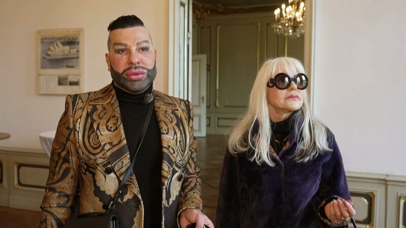Gemeinsam mit Freundin Rita und seinem Hund Billy geht es auf die Suche nach einer prunkvollen Location für seine Modenshow. Die Wahl fällt auf eine bereits genutzte Location in Berlin. – Bild: RTLZWEI