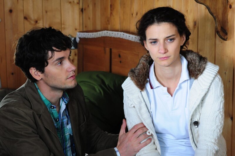 Peter (Daniel Fünffrock, l.); Elena (Lili Gesler, r.) – Bild: ARD /​ Ann Paur