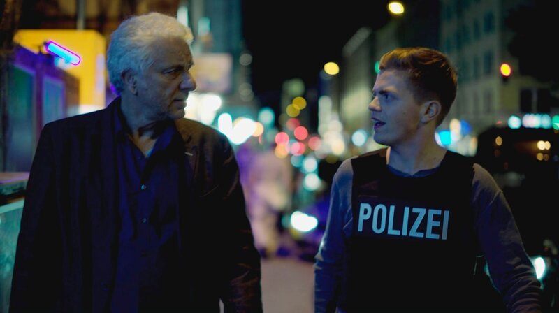 Kalli (Ferdinand Hofer, re.) informiert Kriminalhauptkommissar Franz Leitmayr (Udo Wachtveitl), was er bisher herausgefunden hat über die Smart-Toy-Puppe und die Selbsthilfegruppe erwachsener Mißbrauchsopfer. – Bild: SWR/​BR/​Michael Schreitel/​Tellux-Film GmbH