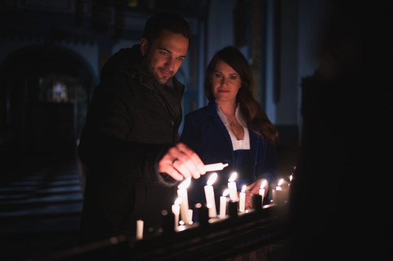 Conny Bürgler und Richard Deutinger während Servus TV’s Heimatleuchten. Bergweihnacht im Südtiroler Sarntal, Sarnthein am 11. Dezember 2023. – Bild: Sebastian Marko /​ ServusTV