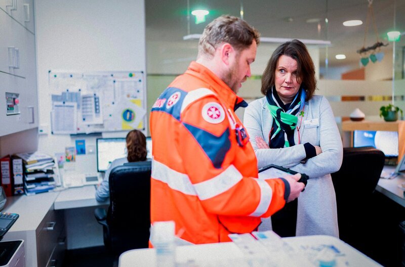 hr-fernsehen AKUTSTATION PSYCHIATRIE – SUIZIDGEDANKEN, Eine Reportage von Katrin Wegner, am Montag (12.08.24) um 21:00 Uhr. Ein Notfallsanitäter übergibt einen Patienten an Dr. Barbara Jost. Das Foto kann für alle „Akutstation Psychiatrie“-Folgen genutzt werden. © HR/​Ben Knabe, honorarfrei – Verwendung gemäß der AGB im engen inhaltlichen, redaktionellen Zusammenhang mit genannter HR-Sendung bei Nennung „Bild: HR/​Ben Knabe“ (S2). HR/​Pressestelle, Tel: 069/​155–4954 – Bild: HR/​Ben Knabe /​ HR/​Pressestelle