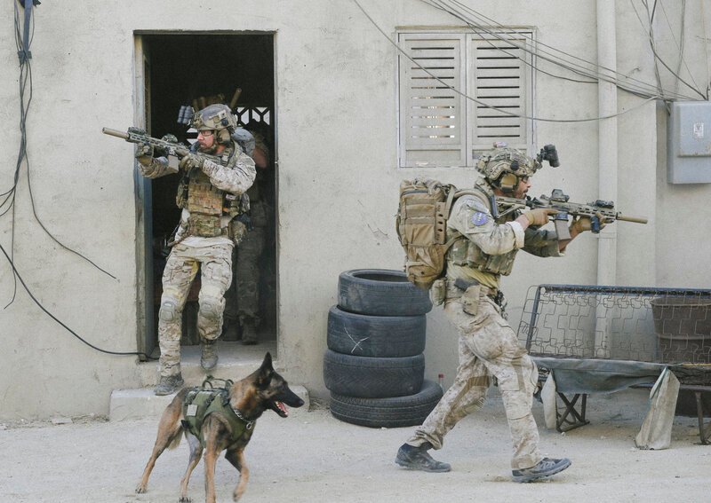 „The Upside Down“ -- While on a mission to retrieve a downed top-secret drone, Jason and the SEAL Team disobey orders so they can save Clay, who is trapped beneath a room full of armed terrorists. Pictured left to right: Tyler Grey as Trent and Justin Melnick as Brock. – Bild: CBS