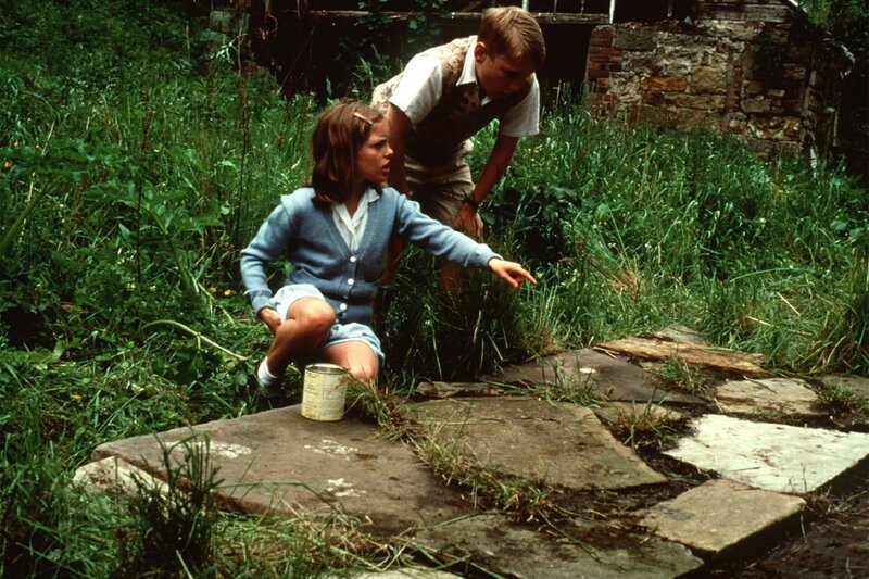 Anne (Laura Petela, li.) zeigt Dick (Paul Child, re.) die Steinplatte, die sie entdeckt hat und die von zwei seltsamen Fremden bereits verzweifelt gesucht wurde. – Bild: ZDF und Moira Conway