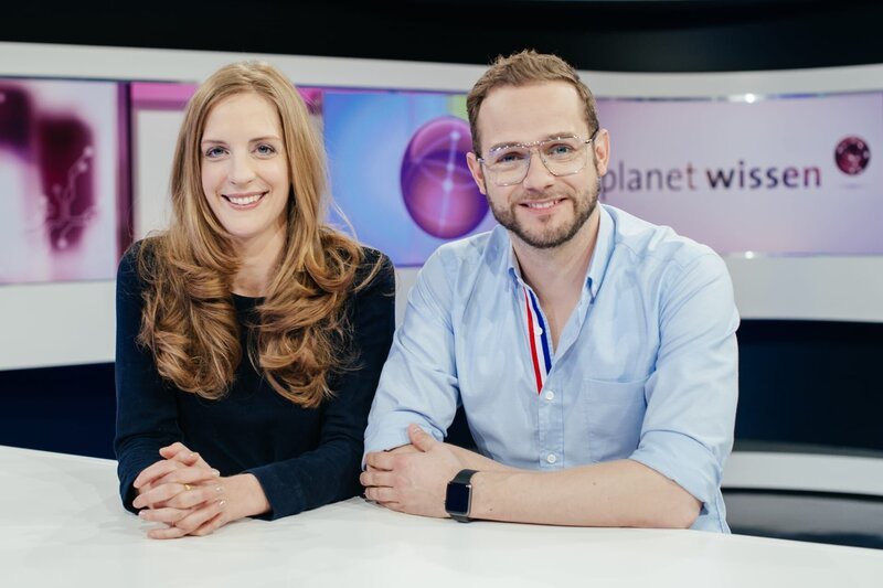 Die Moderatoren Carolin Matzko und Rainer Maria Jilg. – Bild: BR/​Julia Müller/​Julia Müller