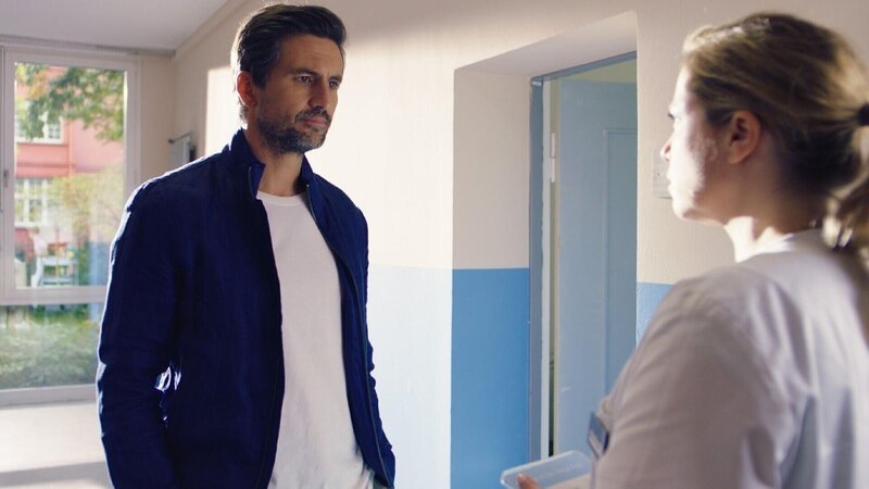 Paul Ash (Tom Beck), Micki Busch (Caroline Frier). Die Verwendung des sendungsbezogenen Materials ist nur mit dem Hinweis und Verlinkung auf TVNOW gestattet. – Bild: RTL/​UFA Fiction