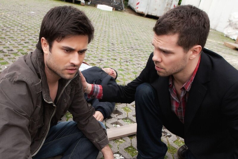 Nils (Martin Baden, re.) sorgt geistesgegenwärtig dafür, dass Paco (Milos Vukovic) nicht am Tatort erwischt wird. – Bild: RTL