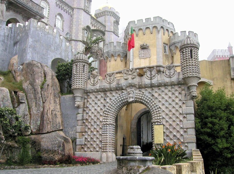 Torbogen des Palácio da Pena, das „portugiesische Neuschwanstein“. – Bild: SWR/​Kreisel