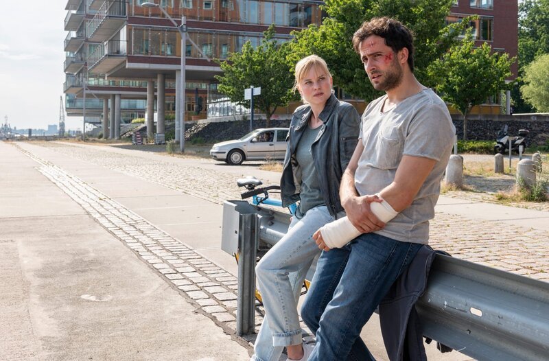 Svea Perlmann (Henrike Fehrs, l.) und Timo Rinke (Garry Fischmann, r.) sind nicht nur als Lieferdienstfahrer Kollegen, sondern darüber hinaus geschäftlich verbunden. – Bild: ARD/​Jörg Müller