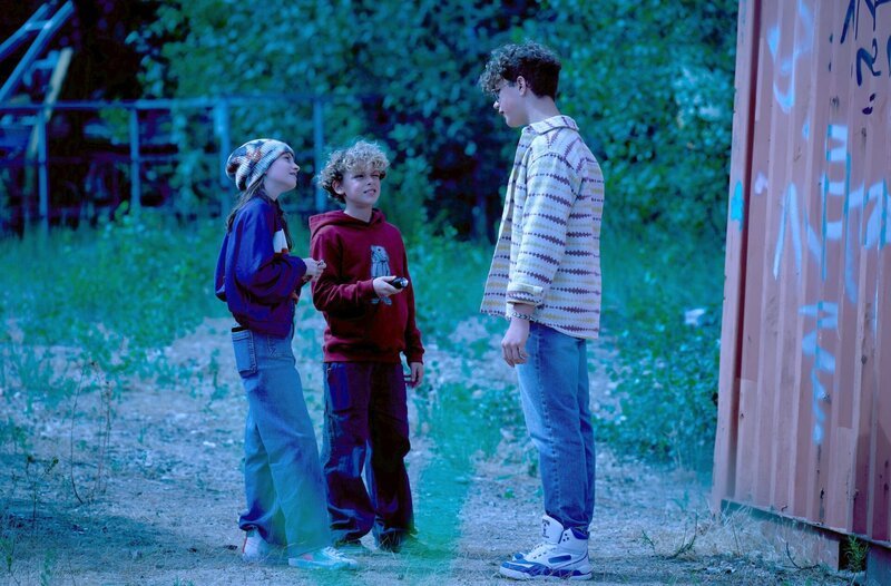 Otmar (Bennik Gehring, r.), Leonie (Cara Magdalena Vondey, l.) und Mats (Otto Emil Koch, M.) sind nachts im Steinbruch, um heimlich einen Joint zu rauchen. – Bild: ARD/​Frank Dicks
