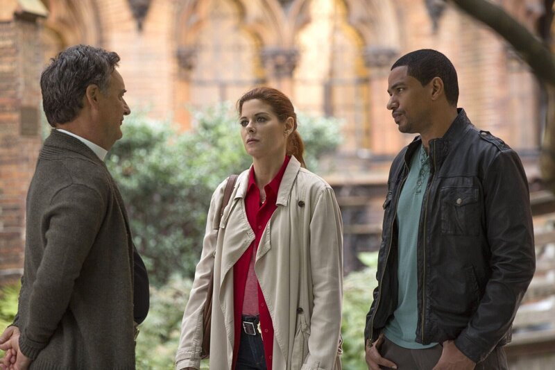Um einen neuen Mordfall aufzudecken, gehen Laura (Debra Messing, M.) und Billy (Laz Alonso, r.) allen Hinweisen nach. Doch hat Pastor Bob (John Rothman, l.) wirklich etwas damit zu tun? – Bild: Warner Bros. Entertainment, Inc.