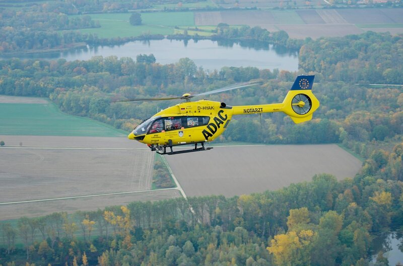 Ein Airbus H145 mit zwei jeweils über 1.000 PS starken Triebwerken. Nach einer Alarmierung dauert es keine zwei Minuten, bis der Hubschrauber in der Luft ist. – Bild: SWR Ein Airbus H145 mit zwei jeweils über 1.000 PS starken Triebwerken. Nach einer Alarmierung dauert es keine zwei Minuten, bis der Hubschrauber in der Luft ist. – Bild: SWR