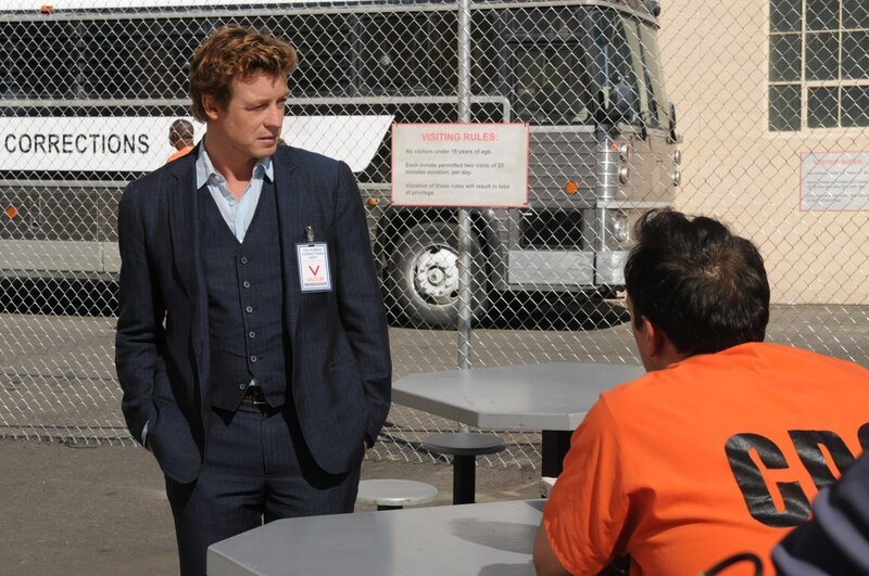 Patrick Jane besucht den Inhaftieren Jared Renfrew, der ein Jahr zuvor des Mordes verurteilt wurde. – Bild: Warner Bros. Television