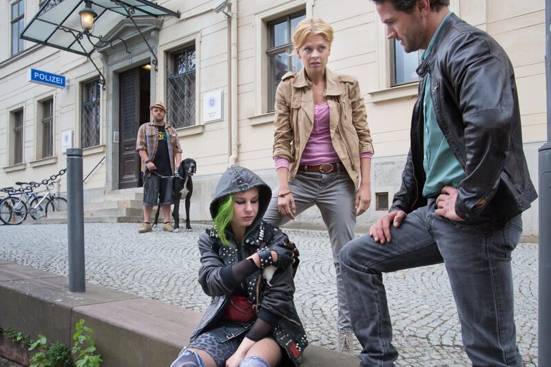 Lukas Hundt (Oliver Franck, r.) und Kristina Katzer (Isabell Gerschke, M.) knöpfen sich Lila (Lilian Engelhardt, l.) vor. – Bild: MDR/​Andreas Wünschirs