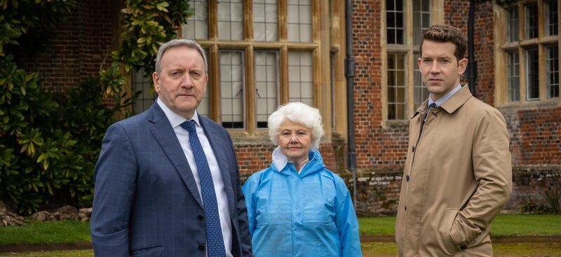 Bekommen es mit einer Mordserie im Umfeld einer alteingesessen Familie zu tun: DCI John Barnaby (Neil Dudgeon, l.), Rechtsmedizinerin Fleur Perkins (Annette Badland) und DS Jamie Winter (Nick Hendrix). – Bild: Mark Bourdillon/​All3Media