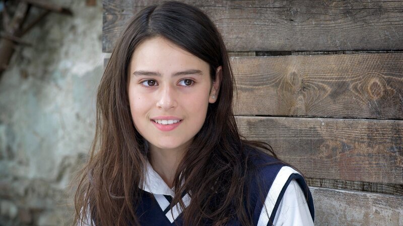 Mia (Rosabell Laurenti Sellers) kann mit Hilfe eines magischen Armreifs in die Welt ihres Lieblingsbuchs – Centopia – gelangen. – Bild: ZDF/​Carlo Valentini