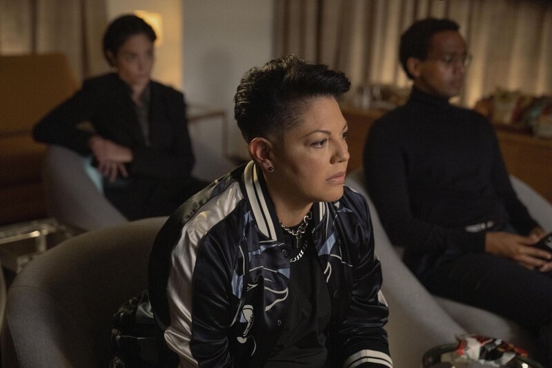 Che Diaz (Sara Ramirez) – Bild: RTL /​ 2023 WarnerMedia Direct, LLC. All Rights Reserved. HBO Max /​ Süßes oder Saures