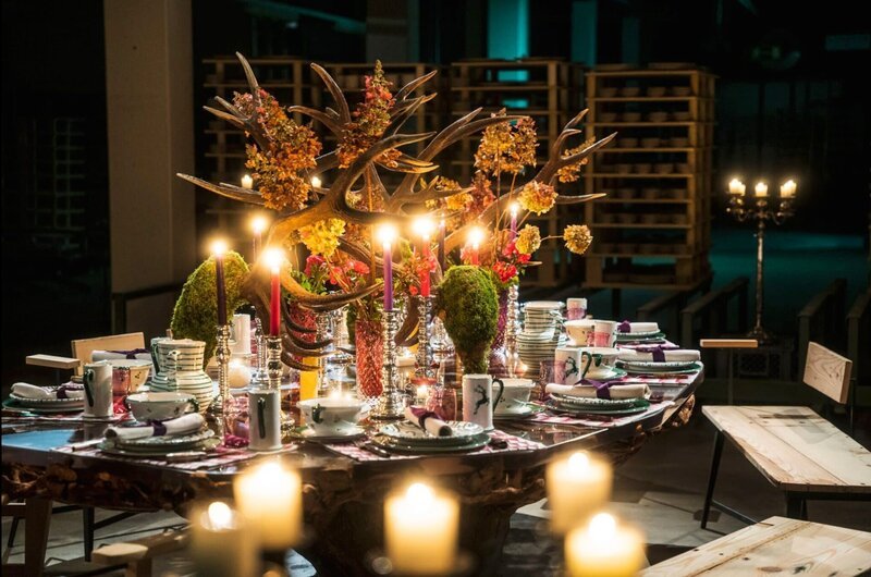 Traditionelles „Kistensau-Essen“ direkt vor den Brennöfen der Gmundner Keramik, geladen sind einige der kreativsten Handwerker Österreichs. – Bild: Servus TV /​ Terra Mater
