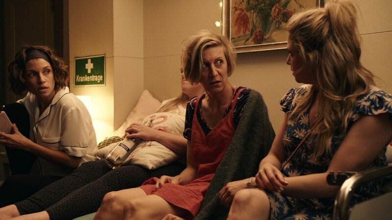V.l.: Charly Laurin (Anna Julia Antonucci), Trudi (Mareile Blendl), Micki Busch (Caroline Frier). – Bild: RTL /​ UFA Fiction