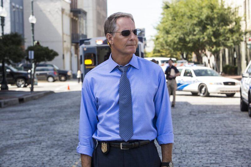 Soll einen Kronzeugen, der im Prozess gegen einen berüchtigten Waffenhändler aussagen soll, nach Texas eskortieren – doch dabei läuft nicht alles nach Plan: Pride (Scott Bakula) … – Bild: CBS Broadcasting, Inc.