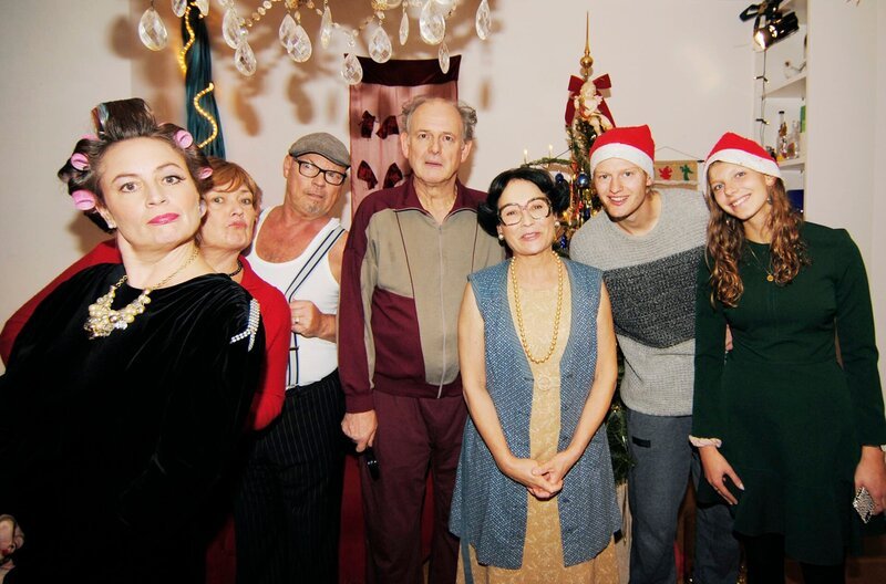 (v.l.n.r.) Frau Schmidt (Sabine Fischmann), Schwiegermutter Fenner (Ulrike Mannel), Herr Fenner (Peter Steitz), Schorsch Breitlinger (Michael Quast), Erna Breitlinger (Anke Sevenich) und die Breitlinger Kinder (Ben Praxl und Helen Fox). – Bild: HR/Uwe Klörs (v.l.n.r.) Frau Schmidt (Sabine Fischmann), Schwiegermutter Fenner (Ulrike Mannel), Herr Fenner (Peter Steitz), Schorsch Breitlinger (Michael Quast), Erna Breitlinger (Anke Sevenich) und die Breitlinger Kinder (Ben Praxl und Helen Fox). – Bild: HR/Uwe Klörs