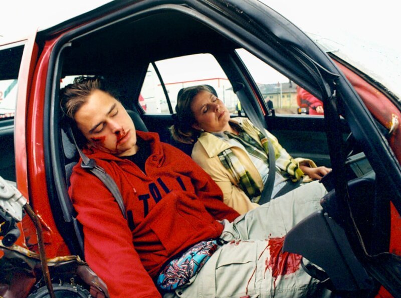 Helga Lindner (Ramona Kunze Libnow, rechts) und ihr behinderte Neffe Martin (Otto Beckmann) haben gerade seine Eltern in den Urlaub verabschiedet. Auf der Rückfahrt gerieten sie von der Straße ab … – Bild: MDR/​Krajewski