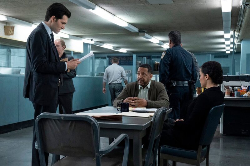 Avraham Avraham (Jeff Wilbusch, l.), Janine Harris (Juliana Canfield, r.) – Bild: Peacock /​ Heidi Gutman
