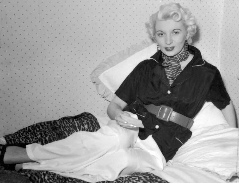 Die Londoner Clubbesitzerin Ruth Ellis. Die Verwendung des sendungsbezogenen Materials ist nur mit dem Hinweis und Verlinkung auf RTL+ gestattet. – Bild: Fatale Eifersucht /​ RTL /​ 3D Productions Ltd