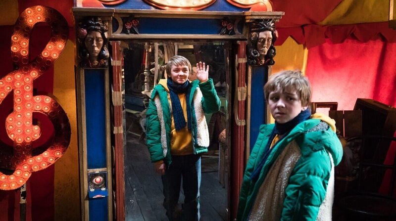 Der Doppelgänger Frido II (Luis Vorbach) winkt aus dem Spiegel Frido (Luis Vorbach) zu. – Bild: Marc Reimann Der Doppelgänger Frido II (Luis Vorbach) winkt aus dem Spiegel Frido (Luis Vorbach) zu. – Bild: Marc Reimann