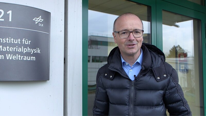 Karsten Schwanke (im Bild) geht der Frage nach: Wie baut man ein Haus auf dem Mond, eine zukünftige Station auf dem Mars? Prof. Dr. Matthias Sperl, Physiker am Deutschen Zentrum für Luft- und Raumfahrt in Köln, hat eine Idee: Gebaut wird nur mit den vorhandenen Ressourcen – Mondstaub und Sonnenlicht genügen, um Ziegel zu backen. Genial, aber gar nicht einfach. – Bild: BR/​Maximilian Schecker