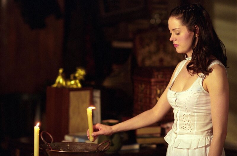 Paige (Rose McGowan) sträubt sich dagegen und möchte um alles in der Welt ihre Kräfte behalten, doch wie der Schicksalsengel anfangs sagte: Es sind nur zwei Stimmen nötig … – Bild: 2019 CBS Studios Inc. All Rights Reserved. Lizenzbild frei