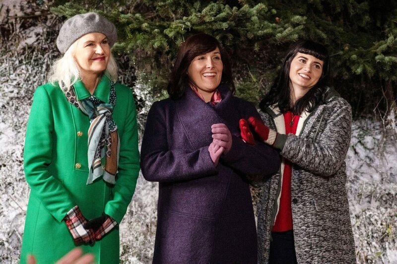 V.l.: Isabella (Wendy Crewson), Noelle (Ricki Lake) und Alma Beltran (Elise Bauman). Die Verwendung des sendungsbezogenen Materials ist nur mit dem Hinweis und Verlinkung auf RTL+ gestattet. – Bild: RTL /​ NE Love Under the Christmas Tree Productions ULC