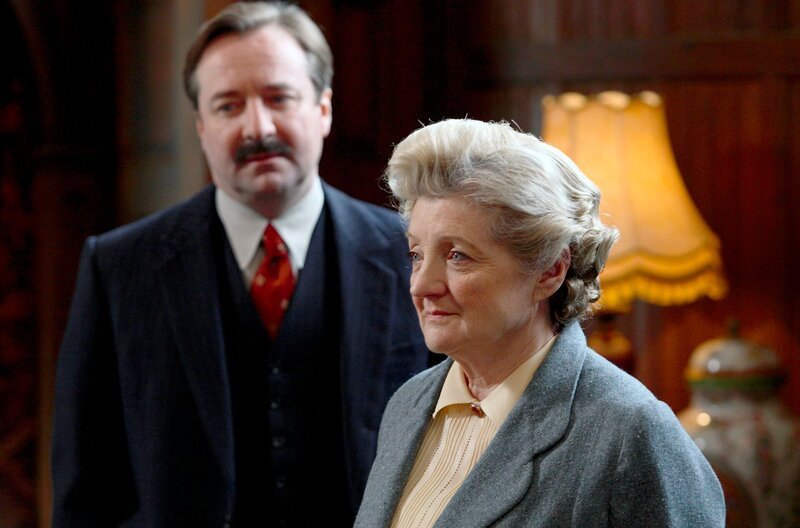 Inspector Lejeune (Neil Pearson) und Miss Marple (Julia McKenzie) – Bild: WDR/​/​ITV plc/​Granada International