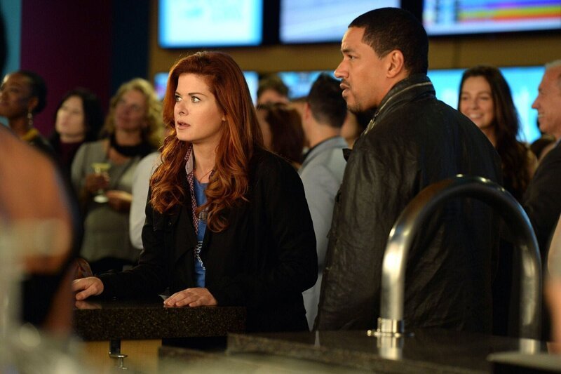 Um den verschwundenen Fruchtbarkeitsmediziner Dr. Karl Forster zu finden, ermitteln Billy (Laz Alonso, r.) und Laura (Debra Messing, l.) auf der Rennbahn, denn offenbar war der Arzt ein Fan von Pferdewetten … – Bild: Warner Bros. Entertainment, Inc.