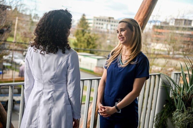 (v.li.): Jasika Nicole (Dr. Carly Lever), Fiona Gubelmann (Dr. Morgan Reznick). – Bild: ORF/​Sony Pictures/​ABC/​Liane Hentscher