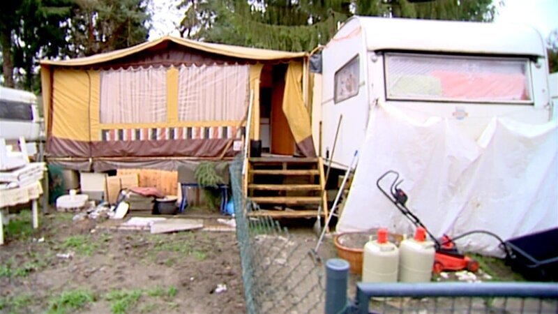 Beatrix hat sich entschieden ihrem bürgerlichen Leben den Rücken zu kehren und ist auf einen Campingplatz gezogen. Doch so ein Leben in einem Wohnwagen bringt einige Einschränkungen mit sich … – Bild: RTL II