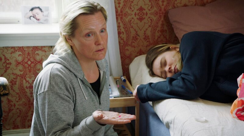 Göstas Mutter (Regina Lund) findet Tabletten bei Melissa (Amy Deasismont, re.). – Bild: ARD Degeto/​HBO Nordic AB/​Memfis Film int.