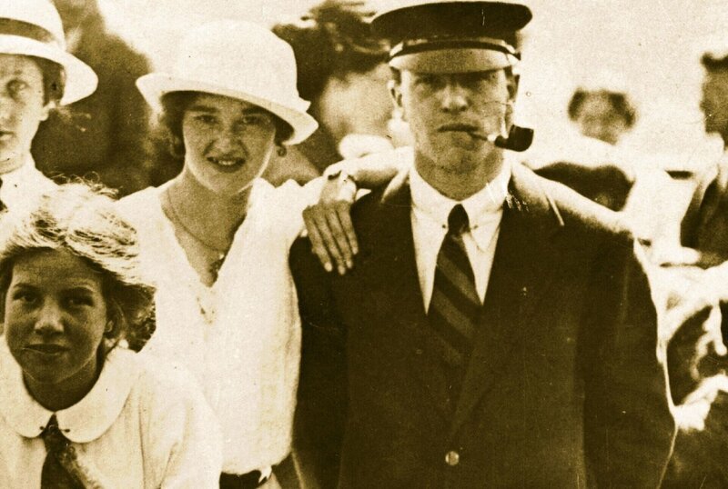 Edith Thompsons ist mit ihrem Ehemann Percy unglücklich. Sie flüchtet sich in eine Affäre mit ihrem Jugendfreund Frederick Bywaters. – Bild: RTL /​ ZDF/​ Edward Cotteriell , Anthony Dias