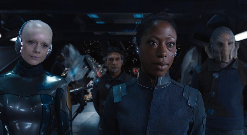 L-R: Gemma Chatterjee (Christina Cole), Phylo Percadium (Ramon Tikaram), Diomika Tsing (Nikki Amuka-Bird) und Nesh (Nicholas A. Newman) – Bild: WARNER BROS. ENT. INC., VILLAGE ROADSHOW FILMS NORTH AMERICA INC. AND RATPAC-DUNE ENT. LLC L-R: Gemma Chatterjee (Christina Cole), Phylo Percadium (Ramon Tikaram), Diomika Tsing (Nikki Amuka-Bird) und Nesh (Nicholas A. Newman) – Bild: WARNER BROS. ENT. INC., VILLAGE ROADSHOW FILMS NORTH AMERICA INC. AND RATPAC-DUNE ENT. LLC