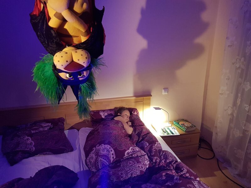 Vampir OLI in Davinas Schlafzimmer – Bild: SWR