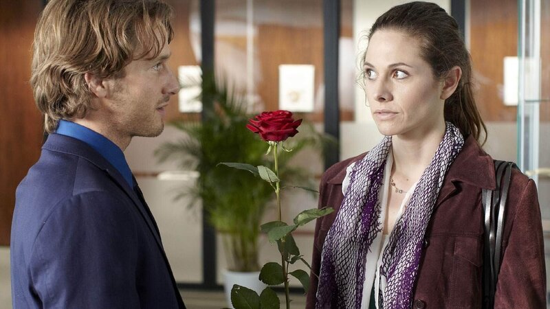 Katjas Ex-Freund Jan (David Rott) will Katja (Ellenie Salvo Gonzalez) zum Essen einladen und hofft auf eine zweite Chance. – Bild: MG RTL D /​ Guido Engels