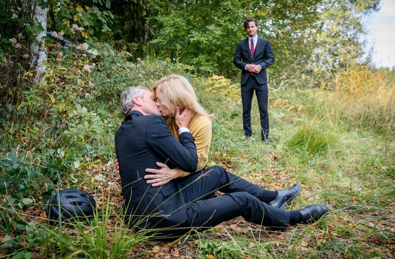 Erik (Sven Waasner, l. mit Milan Marcus, r.) und Yvonne (Tanja Lanäus, M.) versöhnen sich endlich. – Bild: ARD/​WDR/​Christof Arnold