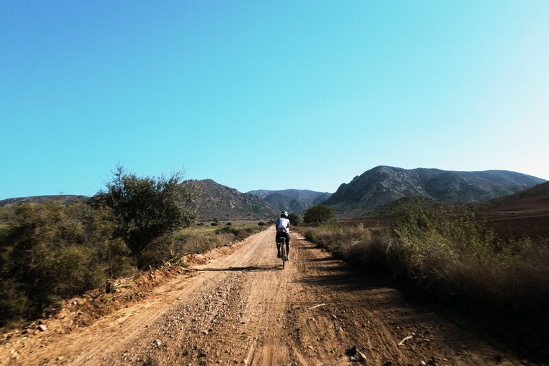 Badlands – Ein Ultracycling-Rennen in Südspaniens Wildnis will die Region verändern. Nathalie auf dem Gravelbike. – Bild: SRF1