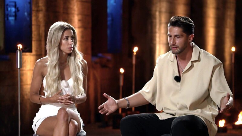 Beim gemeinsamen Lagerfeuer kommt es zwischen Denise und Lorik zur Aussprache – Bild: RTL Television, Banijay Productions