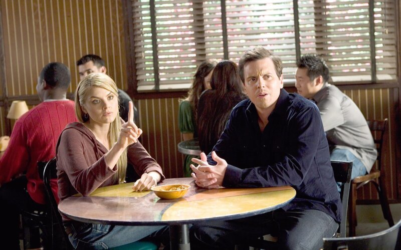 Eliza Coupe (Dr. Denise Mahoney), Michael Mosley (Drew Suffin). – Bild: ORF/​Disney/​Patrick Wymore