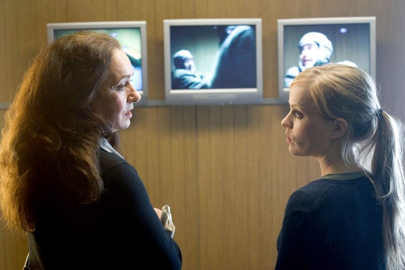 Staatsanwältin Wilhelmine Klemm (Mechthild Großmann,l) fordert von Nadeshda Krusenstern (Friederike Kempter) Ergebnisse im aktuellen Fall. – Bild: WDR/​WDR/​Thomas Kost