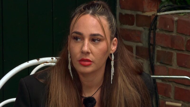 Alessia belauscht streit – Bild: RTL