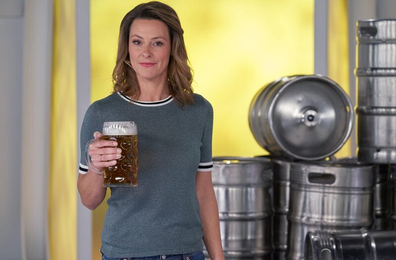 Eine brandenburgische Brauerei hat ein Instant-Bier entwickelt, das den Transport von Bier revolutionieren könnte. Was das für Biertrinker bedeutet und weshalb das Thema vor allem für kleine Brauereien interessant werden könnte, erklärt Anja Reschke bei „Wissen vor acht – Zukunft“. – Bild: ARD/​Michael Boehme