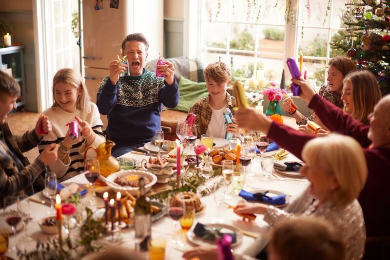 Jamie Oliver (2.v.l.) – Bild: Jamie Oliver Enterprises Ltd.