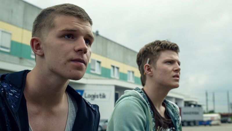  Simon Morzé (Marko), Jack Hofer (Julian). – Bild: ORF/​Golden Girls Filmproduktion