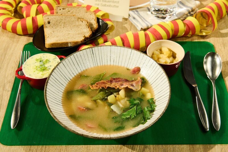 Tagesmotto „Rheinische Küche“: Rheinische Bohnensuppe mit Birne, Speckchip und Bauernbrot mit Salbeibutter von Hanny Laubach – Bild: ZDF/​Gunnar Nicolaus